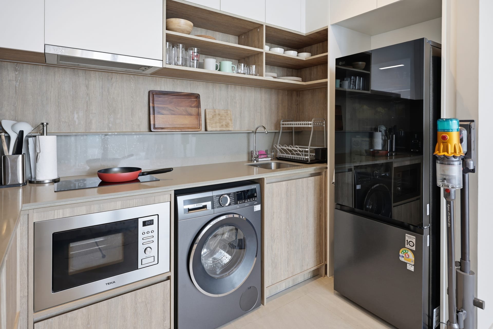 The fully equipped kitchen with washer/dryer, microwave, oven and full-size fridge along the galley